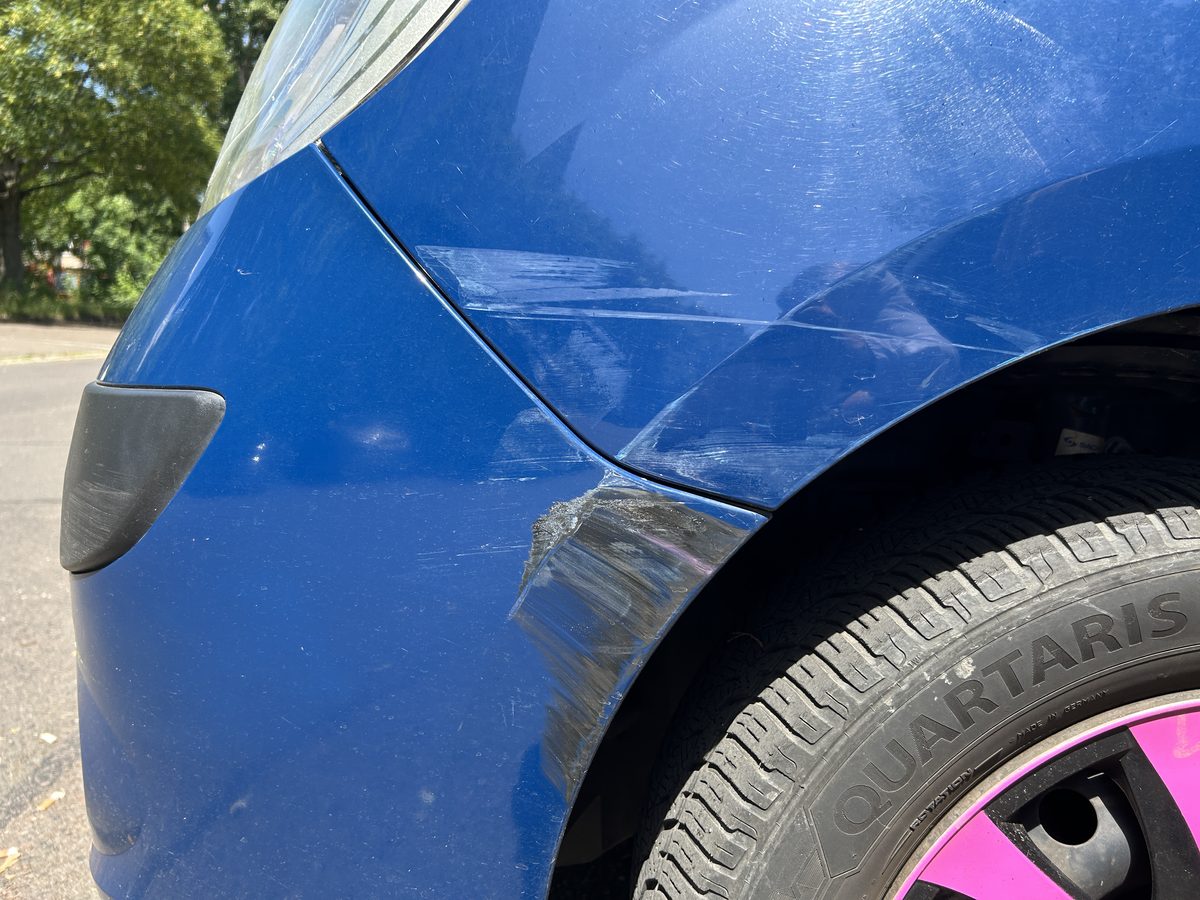 Beschädigte Frontpartie links an einem Renault Kangoo mit verbogenem Kotflügel und gerissener Stoßfängerabdeckung, Schadenhöhe 2.601,93 €