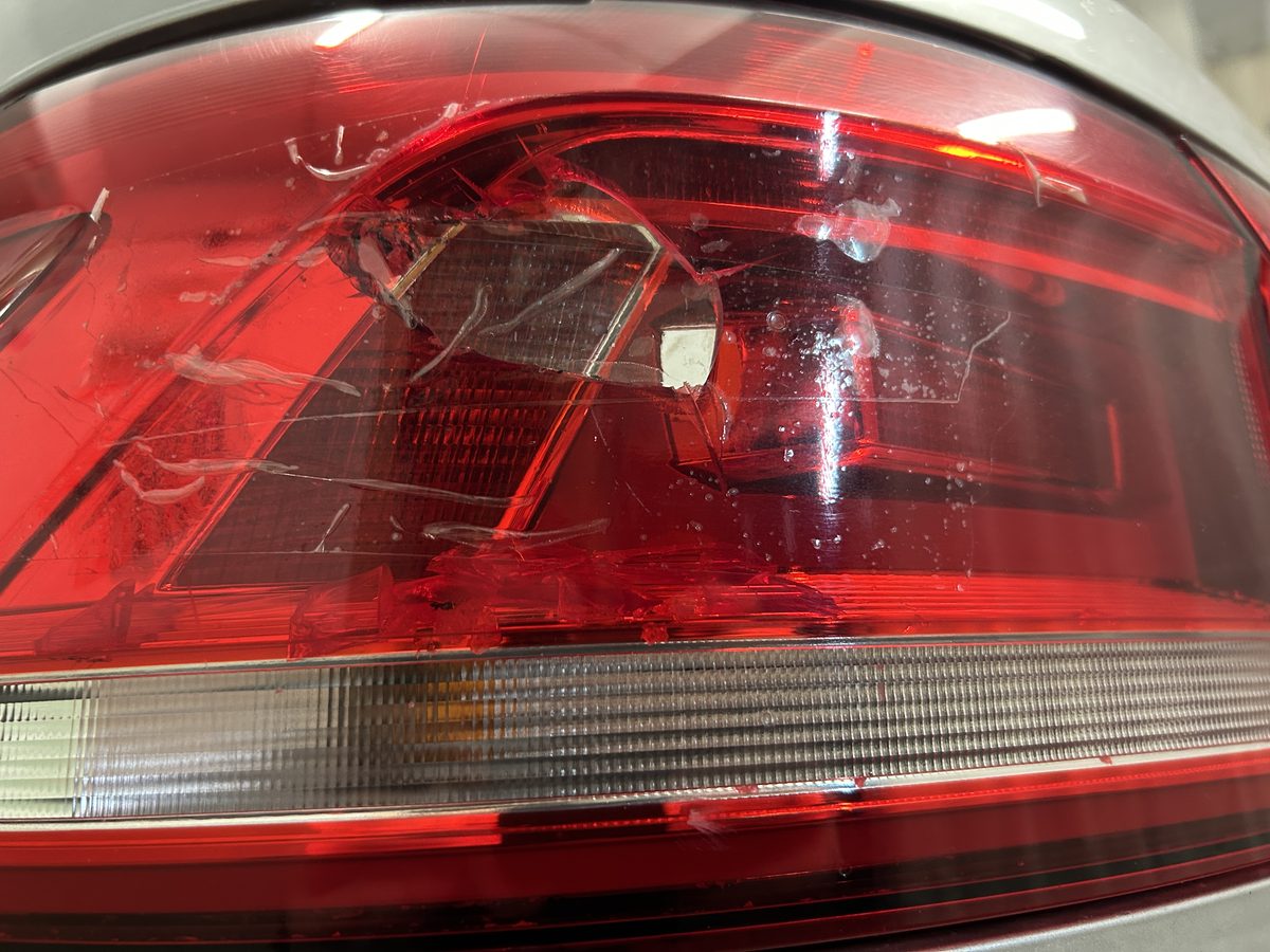 Eingedrücktes linkes Seitenteil und beschädigte Heckstoßfängerabdeckung an einem VW Touran, Schadenhöhe 4.320,64 €